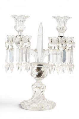 un candélabre en cristal surmonté d'un bougeoir