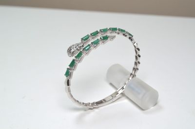 une photo d'un bracelet en diamants et émeraudes