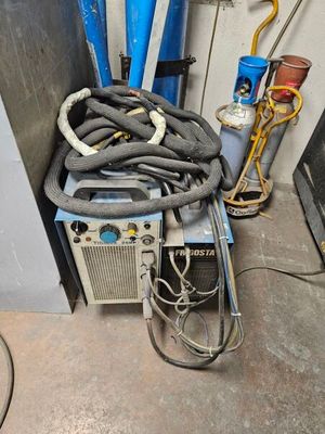 un faisceau de tuyaux posé sur une machine