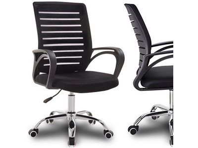 deux chaises de bureau noires avec accoudoirs et roulettes sur fond blanc
