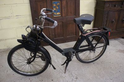 un vélo garé devant une porte