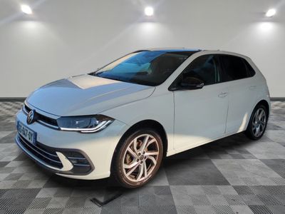 une Volkswagen e-Golf blanche garée sur un sol à damier