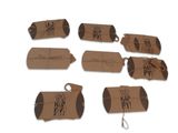 plusieurs morceaux de papier brun ornés de motifs en noir et blanc