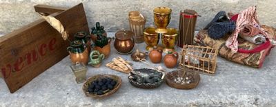 un grand nombre d'objets posés sur le sol