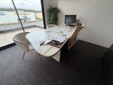 un bureau sur lequel se trouve un ordinateur, dans un bureau