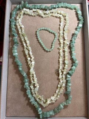 une boîte contenant un collier et un autre collier