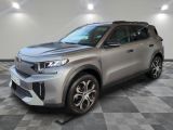 un SUV argenté garé dans une pièce au sol en damier