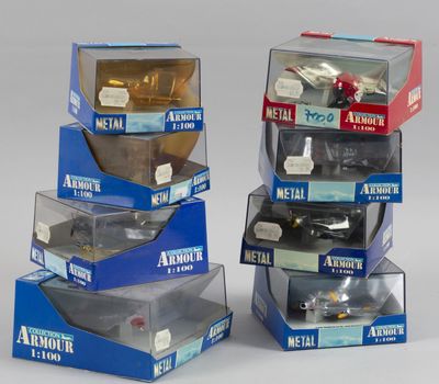 Plusieurs boîtes contenant des modèles réduits de voitures de différents types sont empilées les unes sur les autres.