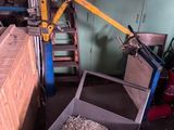 une grue qui se trouve à côté d'un tas de bois