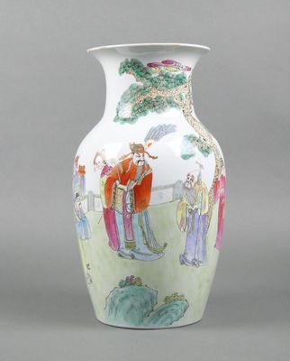 CHINE Vase balustre en porcelaine à décor polychrome de pers…