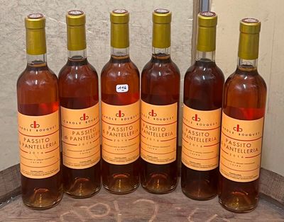 six bouteilles de vin sont alignées sur une table