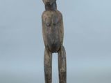 figurine en bois représentant un homme coiffé d'un chapeau