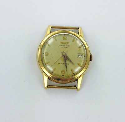une image d'un gros plan d'une montre-bracelet sur une surface blanche