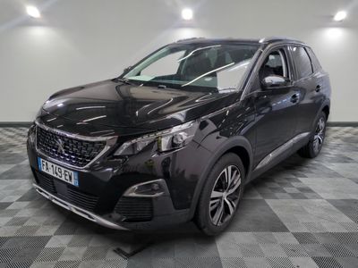 la voiture noire est garée sur un sol en damier dans le garage