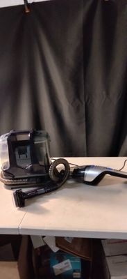 un téléphone portable posé sur une table, à côté d'un appareil photo