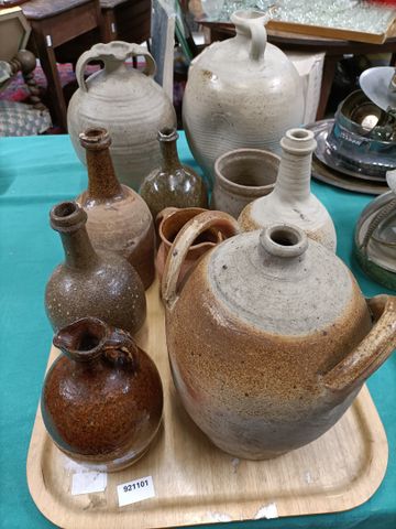 Ensemble de grès divers. Bouteilles, cruches, pichet.