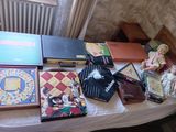 une table sur laquelle sont posés de nombreux livres et d'autres objets
