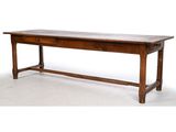 une vieille table en bois avec un tiroir en dessous sur fond blanc