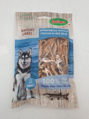 un sachet de friandises pour chien posé sur une table blanche