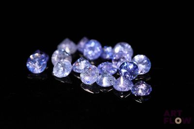gros plan d'un bouquet de saphirs bleus sur une surface noire