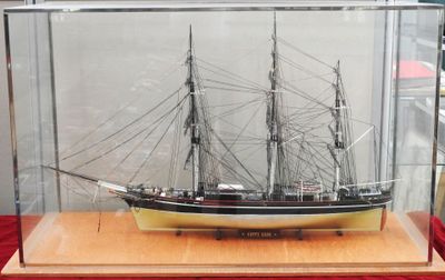 une maquette de bateau dans une vitrine