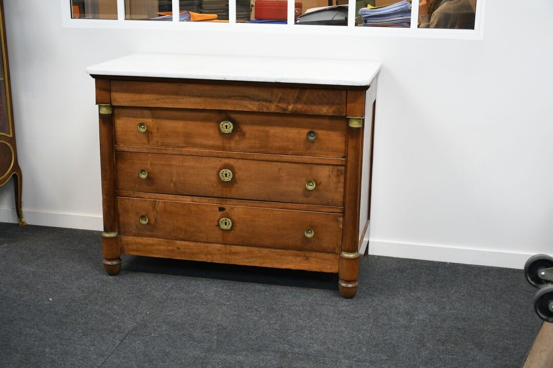 Commode en noyer à montants à colonne engagée baguées de bro…