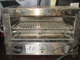 un four grille-pain qui contient beaucoup d'aliments