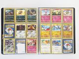 beaucoup de cartes Pokémon posées ensemble sur la table