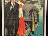 une vieille affiche représentant un homme en haut-de-forme en train de parler à une femme en robe rouge et à un homme en costume