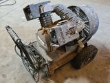 une machine posée sur le sol du garage