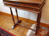 une table en bois sur laquelle se trouve un miroir