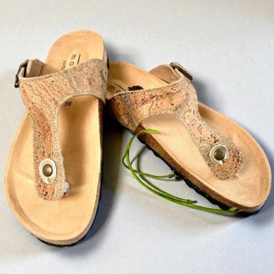 une paire de sandales posée sur une table