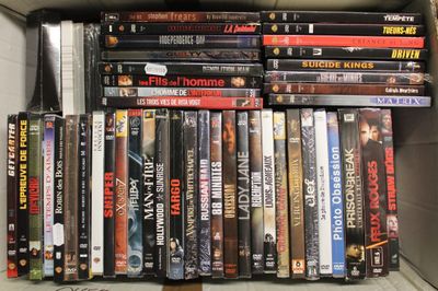 beaucoup de dvd dans une boîte sur la table