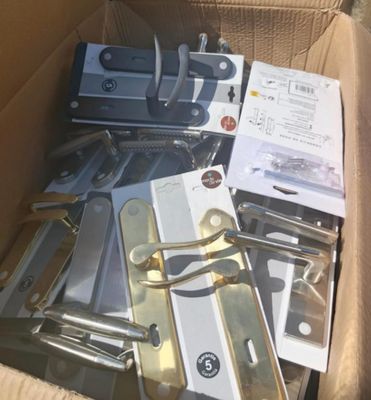 une boîte contenant toutes sortes d'outils