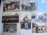 plusieurs vieilles photos en noir et blanc représentant des personnes et des animaux, posées sur une table