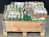 une caisse remplie de nourriture posée sur une palette