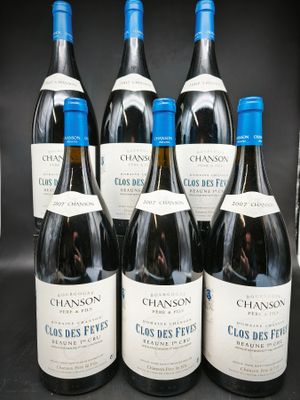 six bouteilles de vin rouge sont alignées