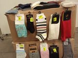 de nombreuses paires de chaussettes suspendues à un porte-chaussettes dans une pièce