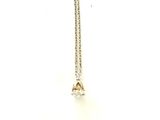 gros plan d'un collier de diamants sur fond blanc