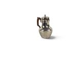 une cafetière en argent avec une anse, sur fond blanc