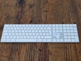 un clavier blanc posé sur une table en bois