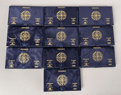 six paquets de sachets bleus ornés d'un médaillon doré