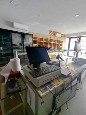 un ordinateur portable posé sur un bureau dans une pièce