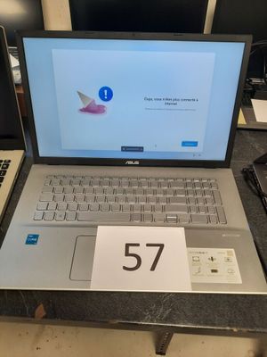 deux ordinateurs portables posés sur un bureau, avec une étiquette de prix sur l'écran