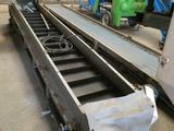 une image d'une bande transporteuse dans une usine