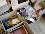 de nombreux cartons contenant des livres et d'autres objets dans une pièce