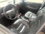 une photo de l'intérieur d'une voiture avec la portière ouverte