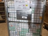 un chariot sur lequel sont posés de nombreux cartons
