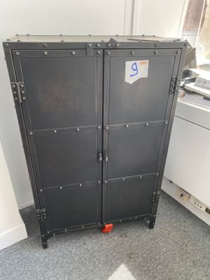 une armoire en métal noir dans un coin de la pièce