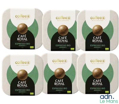 quatre paquets de dosettes de café « Royal Espresso » dans une boîte blanche